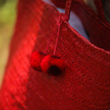 'Nanci' パームヤシ使用 ポンポン付き バッグ (赤) - ペルー人アーティストハンドメイド