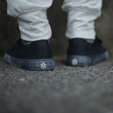 フェアトレード ユニセックス ローカットスニーカー (オールブラック)