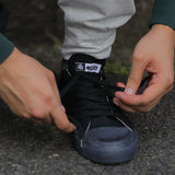 フェアトレード ユニセックス ローカットスニーカー (オールブラック)